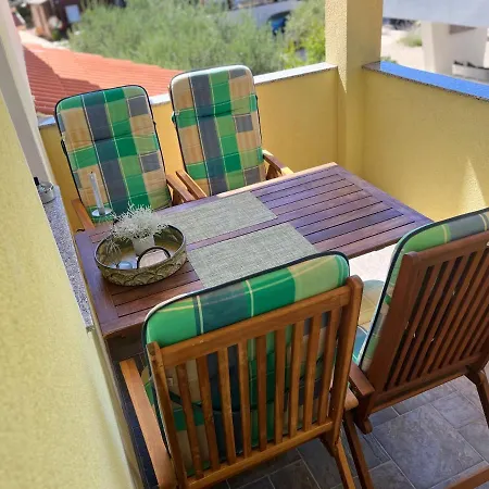 Apartmani Pax * Pakostane